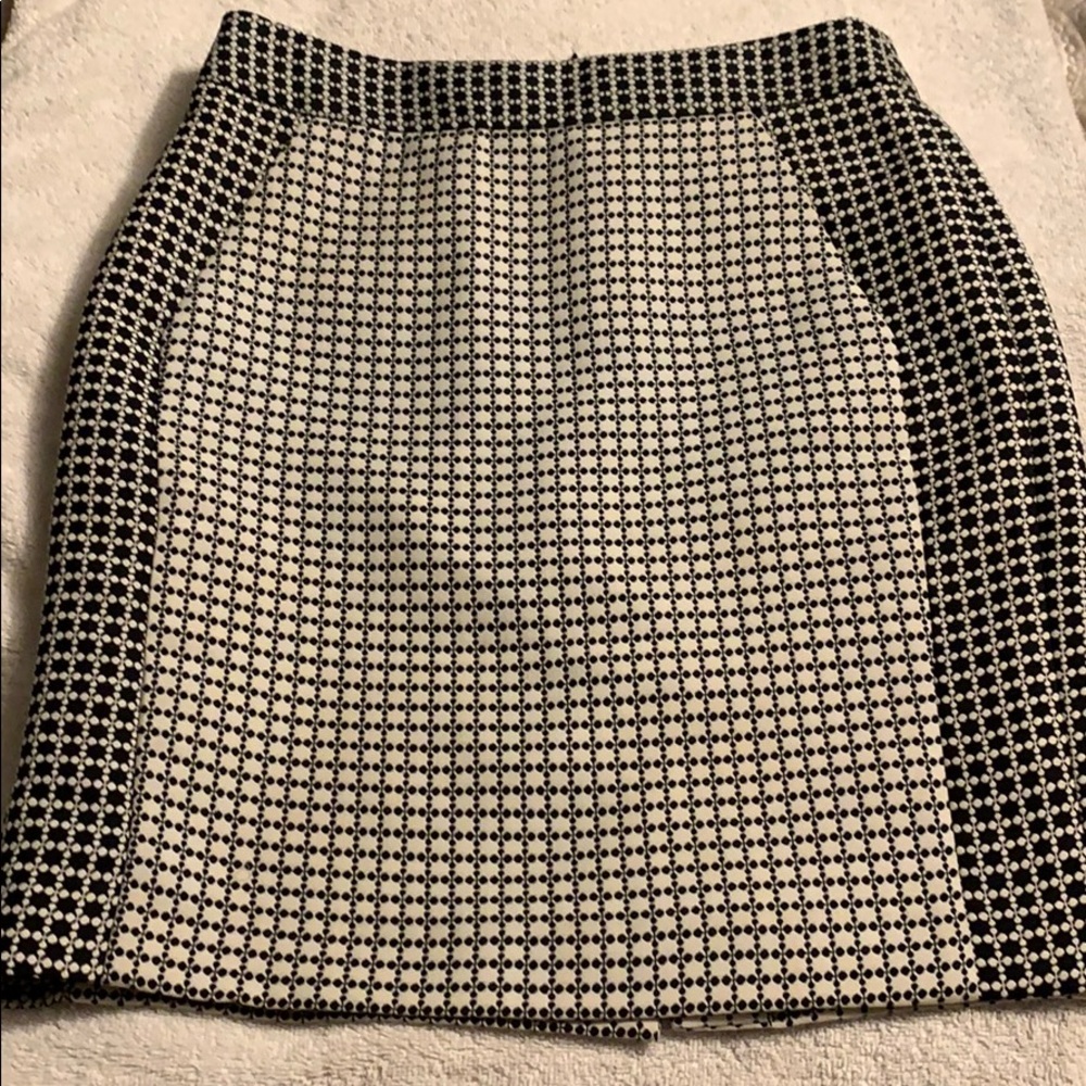 Banana Republic lined size 2 black/white skirt